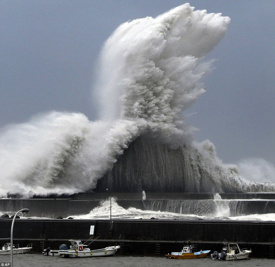 Typhoon Jebi destruction in Osaka, Japan 4fadb84b00000578-6128849-image-a-6-1536044091183_orig
