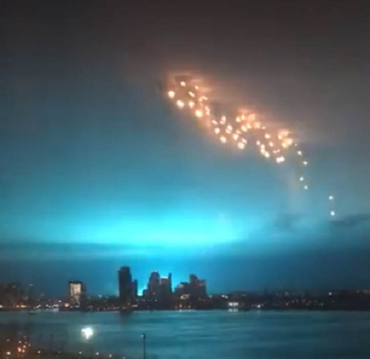 Mystery of the Blue Light in New York continues!! Flota-ovnis-blue-sky-c-u-nova-york-ufos