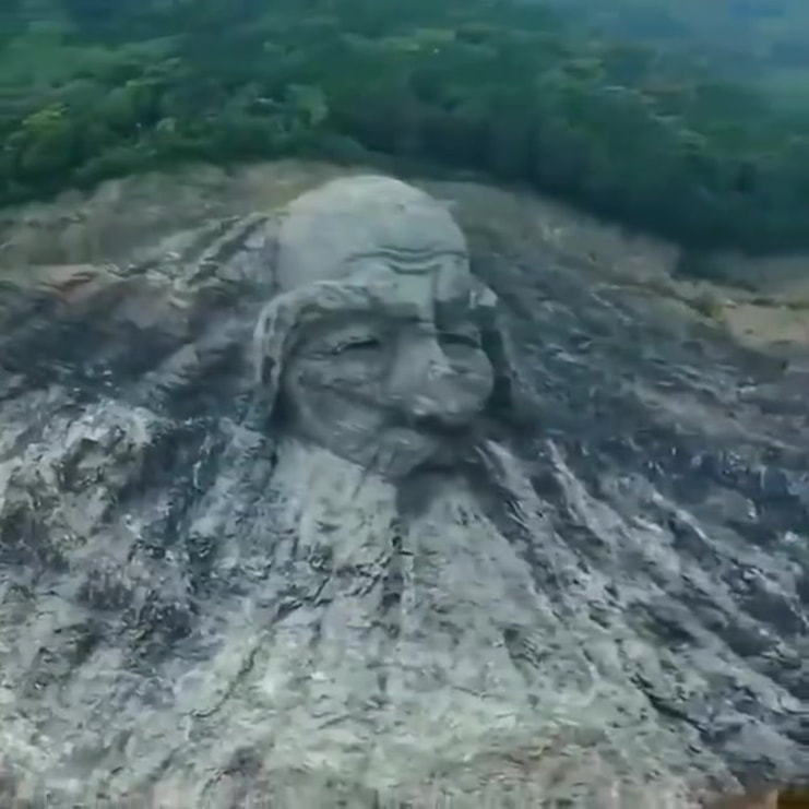 This gigantic Face discovered on a mountain near the village of Sardi Khola in Nepal  Ronin19217435-640x640-1617670756351217665-09