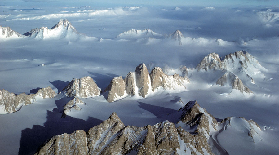 Google Earth user found Strange Structure in the Transantarctic Mountains Transantarctic-mountains_orig